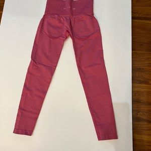 NVGTN CRIMSON CONTOUR LEGGINGS SIZE SMALL